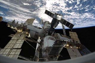 The Mir Space Station mated to the Orbiter Endeavour, as seen from an Endeavour window during STS-89. The Earth limb is in view. 